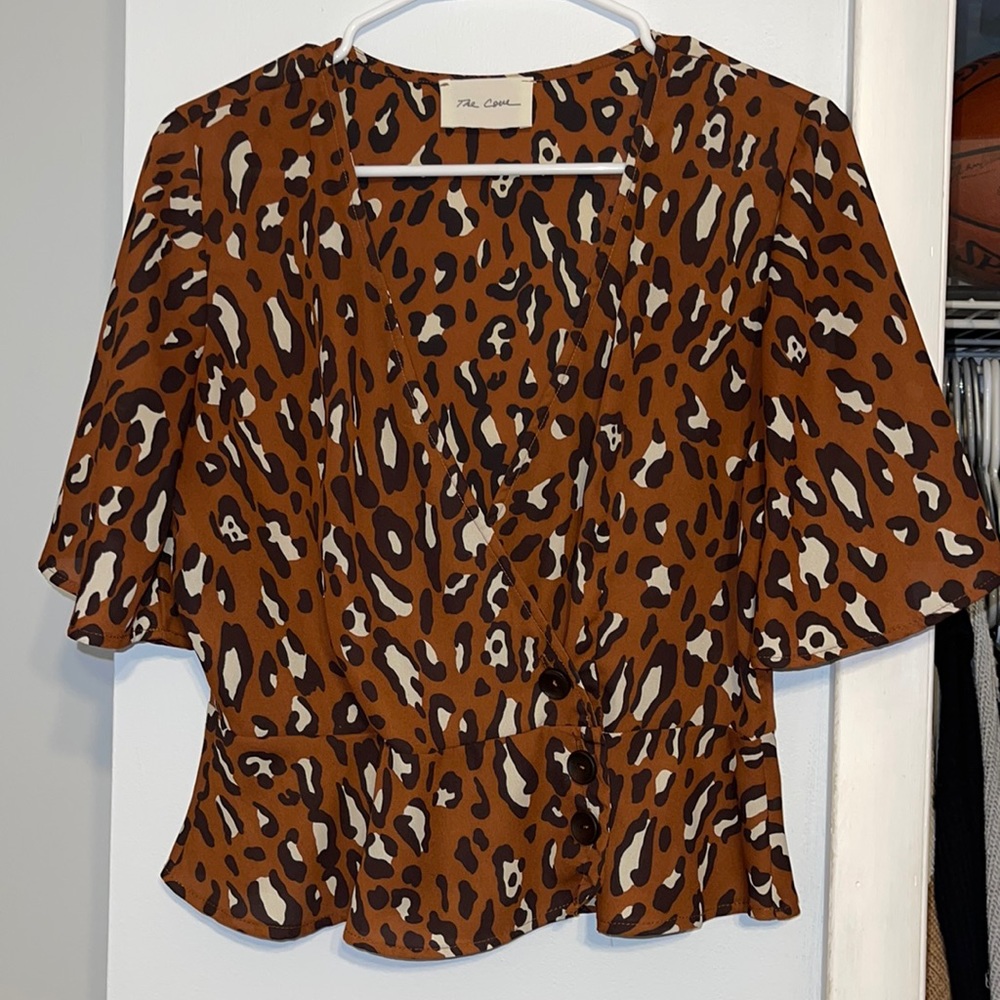 Large leopard crop top with buttons